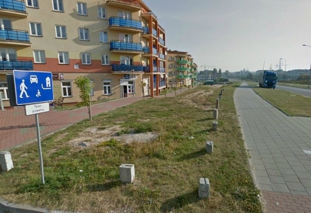 To obraz z Google Maps przesłany przez Internautę. Widać, że już wcześniej w tej okolicy trawniki nie były w najlepszym stanie, ale według niego po zrobieniu tych zdjęć przez Google, zostały odnowione.
