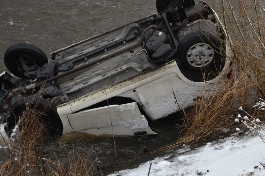 Wypadek w Porębie: Samochód wpadł do rzeki
