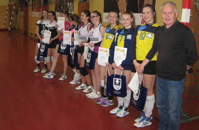 W turnieju we Włoszczowie rywalizowały cztery drużyny siatkarskie dziewcząt.