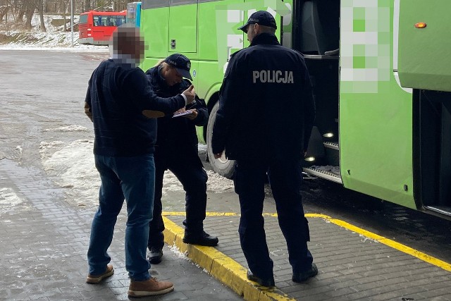 Dzielnicowi z Komisariatu Toruń-Śródmieście odebrali chłopców na toruńskim dworcu autobusowym.