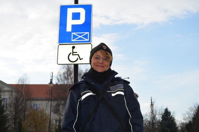 Karty parkingowe sprawdza m.in. Magdalena Matyniak