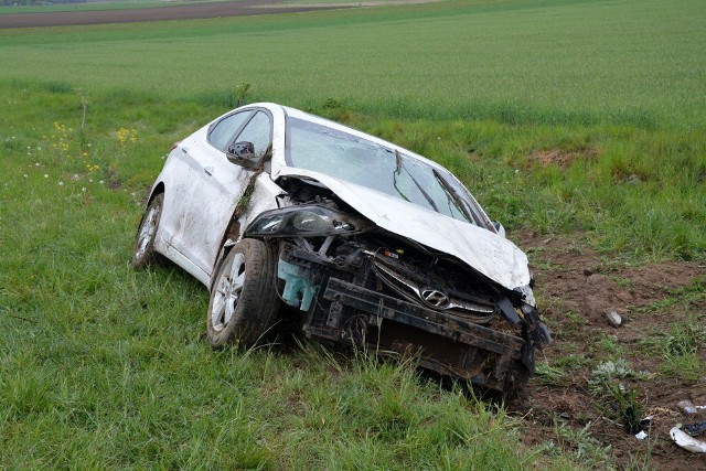 Do wypadku doszło na DK 25 na trasie Kamień Krajeński - Zamarte w okolicach Nowej Wsi. Kierowca Hyundai'a na łuku drogi stracił panowanie nad pojazdem, wypadł z drogi i dachował. Poszkodowany został przetransportowany do szpitala.Na miejscu pracowały służby z PSP w Sępólnie Krajeńskim i OSP Kamień Krajeński. Ruch w tym miejscu odbywał się wahadłowo.