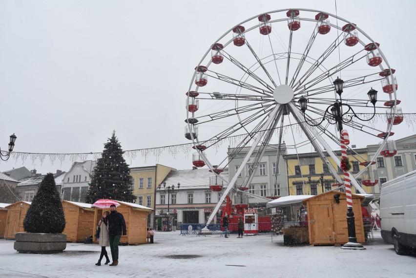 Rybnik w śniegu. Pobieliło rynek z diabelskim młynem. Zobacz...