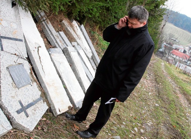 Ryszard Niejadlik szybko ustalił, że nagrobki nie pochodzą ze starosądeckiego cmentarza. - Należało z nich jednak usunąć krzyże i tablice z nazwiskami zmarłych  -  zauważa dyrektor MZGK w Starym Sączu.