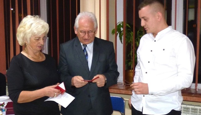 Krwiodawca Krzysztof Stępień odebrał dwie odznaki - z rąk Marcina Podeska oraz Ireny Grabowskiej.