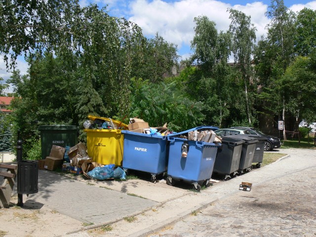 Dlaczego śmietniki szpecą, ulicę Żydowską, czy nie można ich  obudować wiatą -  pytają mieszkańcy Sandomierza.