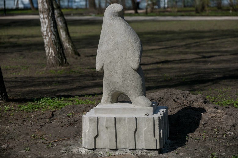 Kraków. Ktoś zniszczył rzeźbę "Nie jestem sama" w parku Krakowskim. Namalował na niej... męskie przyrodzenie