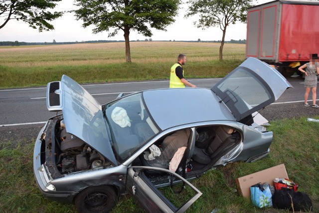 Próba wyprzedzenia dwóch ciężarówek zakończyła się fatalnie dla kierowcy skody. Do wypadku doszło w środowy wieczór na drodze krajowej nr 20 między Białym Borem a Białą. Z wstępnych ustaleń wynika, że kierowca skody - na prostym odcinku drogi - rozpoczął wyprzedzanie dwóch ciężarówek. Minął jedną, wyprzedzał drugą, gdy z naprzeciwka zobaczył jadące wprost na niego audi. Kierujący audi zachował na tyle zimnej krwi, że zjechał na pobocze, ale i tak doszło do zderzenia - na szczęście nie czołowego. W jego efekcie skoda wylądowała w rowie, a audi - po urwaniu przedniego koła - ujechała jeszcze prawie 400 metrów. Jej kierowca stracił w wypadku hamulce. Poszkodowanego kierowcę skody karetka zabrała do szpitala. Wypadek spowodował ogromne utrudnienia na krajowej "20". 