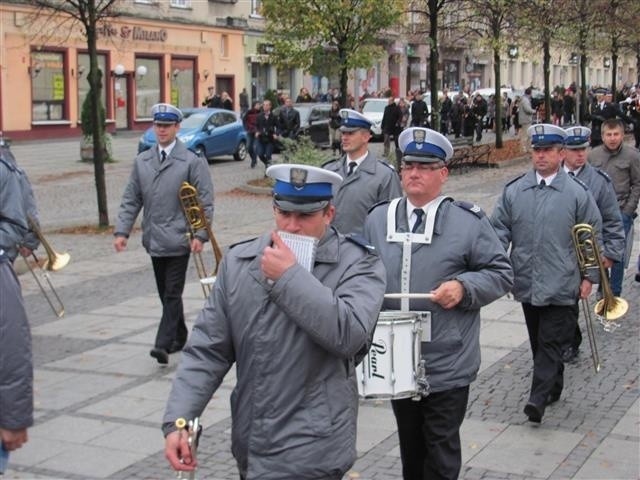 Defilada i ślubowanie strażaków w Częstochowie. Towarzyszyły...