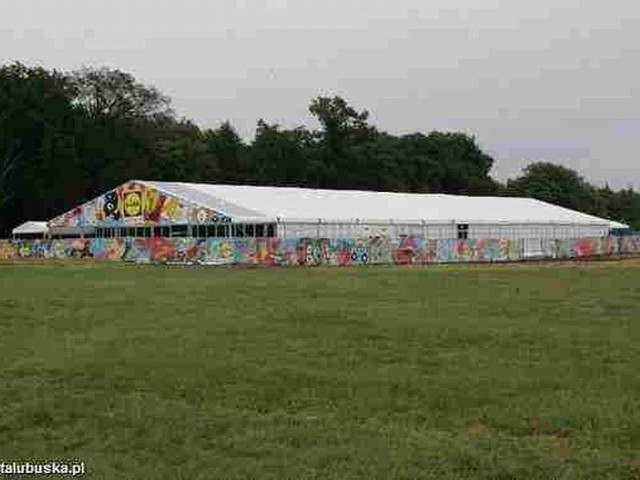 Wielki namiot, w którym będzie rock&rollowy market już stoi na woodstockowym polu.