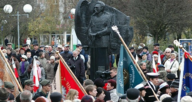 Tuż po mszy, mieszkańcy udali się pod pomnik Józefa Piłsudskiego.