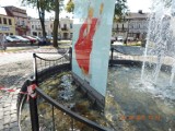 Wandale uszkodzili pomnik św. Jana Pawła II w Brzezinach