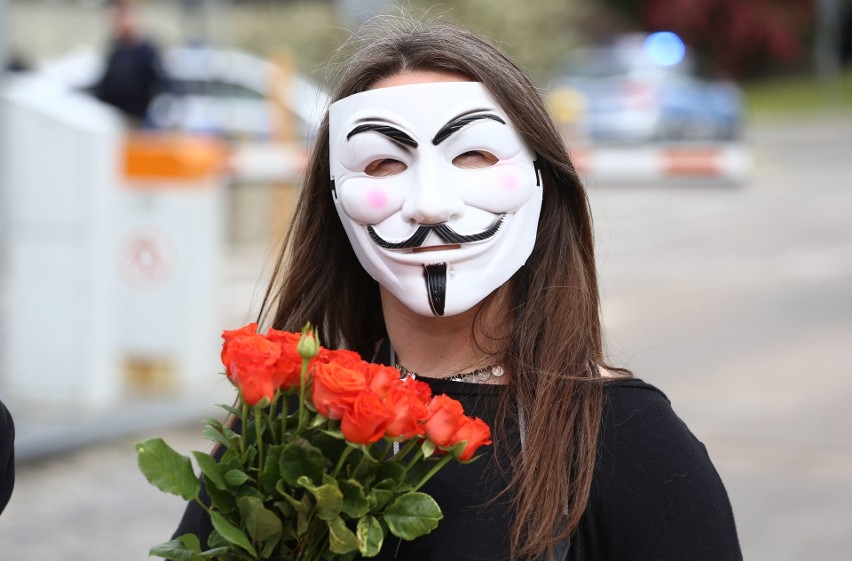 Trwa protest przedsiębiorców w Warszawie. Organizator, Paweł Tanajno, trafił do aresztu. Policja zatrzymała część protestujących [ZDJĘCIA]