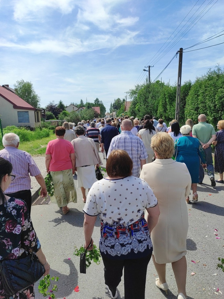 Boże Ciało 2022 w Parafii Świętego Wojciecha w Rogowie. Tłumy ludzi na procesji. Zobaczcie zdjęcia