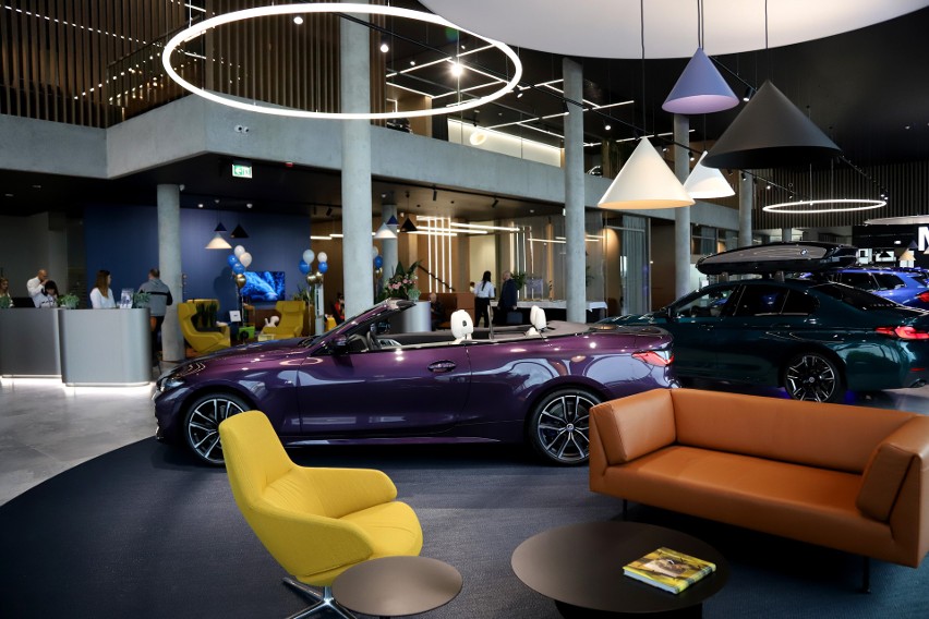 Pachnący nowością salon BMW Dynamic Motors znajduje się przy...