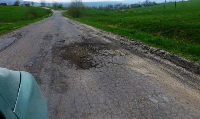 Dziury na trasie Daliowa - Komańcza- W Bieszczadach narzekają na brak turystów. Jak nie będzie dobrych dróg dojazdowych to pozostaną tylko  turyści posiadający samochody terenowe - kończy pan Wojciech.