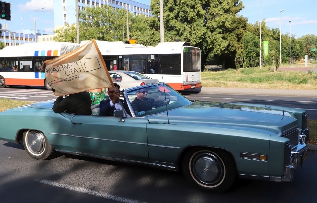 Uroczysta parada zabytkowych samochodów otwierająca Kameralne Lato 2019 w Radomiu przejechała spod Komendy Wojewódzkiej Policji na plac Corazziego.