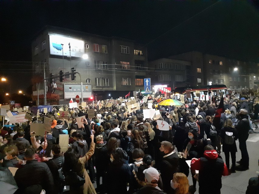 Strajk kobiet w Katowicach. W środę 28.10 manifestanci...