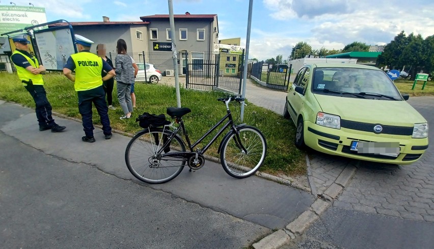 Wypadek na al. Armii Krajowej we Wrocławiu. Samochód potrącił rowerzystkę [ZDJĘCIA]