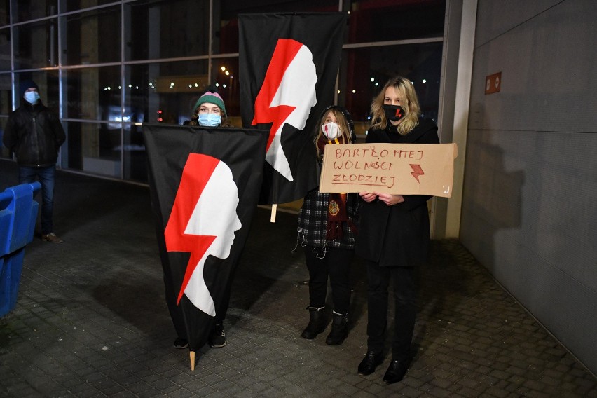 Przed siedzibą telewizji WTK pojawiły się protestujące...