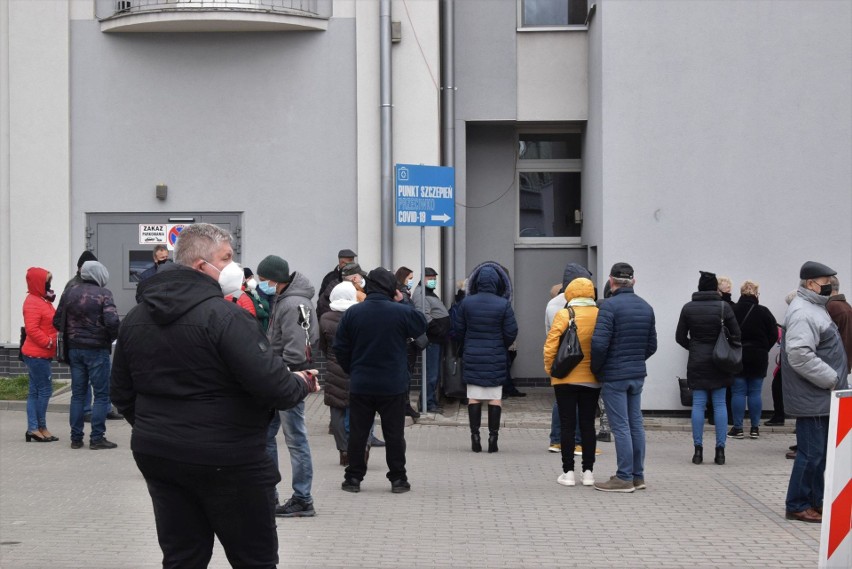 Gigantyczne kolejki do szczepienia przeciwko COVID-19 pod Świętokrzyskim Centrum Matki i Noworodka w Kielcach. Zobacz zdjęcia