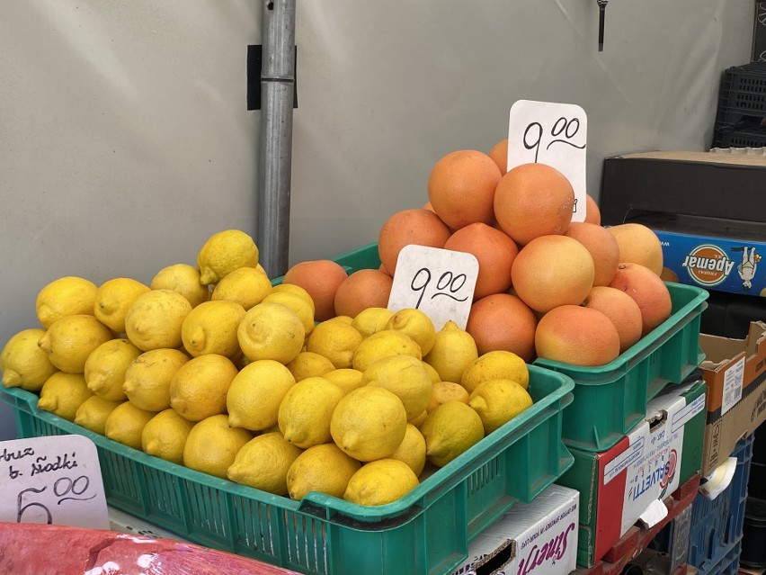 Oto ceny warzyw i owoców na kieleckich bazarach. Po ile śliwki, maliny, ogórki, fasolka, cukinia i inne? Zobacz zdjęcia