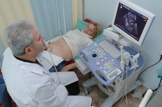 Marlena Arcisz spod Koszalina (na zdjęciu z doktorem Ismaielem Salloumem) pod koniec marca urodzi swoje czwarte dziecko. Podczas wszystkich ciąż była pod opieką lekarską.