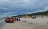 Łańcuch życia na plaży w Karwi. Plażowicze ze służbami uratowali mężczyznę