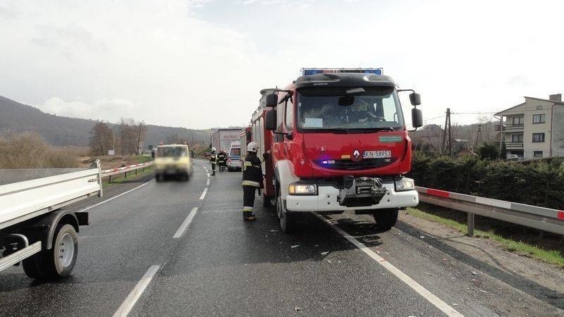 Wypadek na krajówce: fiat punto zderzył się z ciężarowym volvo