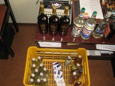 Policjanci oraz funkcjonariusze Służby Celnej z Opola znaleźli alkohol o wartości rynkowej ponad 400 zł.