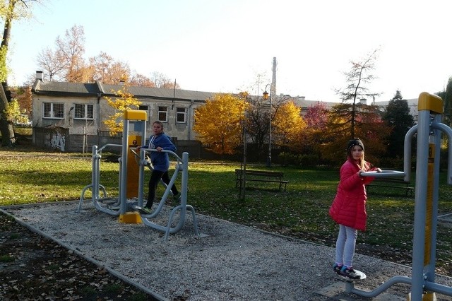 Otwarta rok temu siłownia w parku miejskim tak się spodobała zgierzanom, że chcą utworzenia tutaj Street Workout Parku.