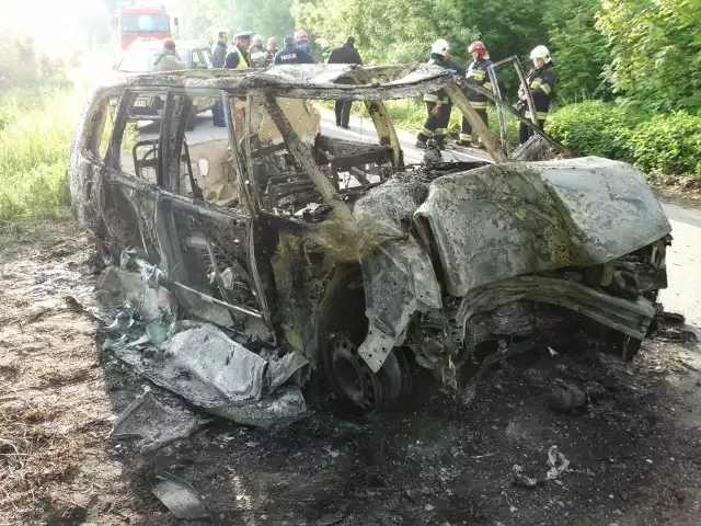 Praga Dolna. Śmiertelny wypadek - 28-letni kierowca spłonął w aucie, które uderzyło w drzewo.