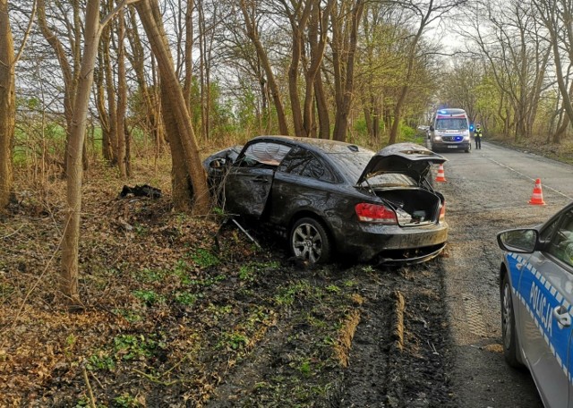 (21.03.2024) Wypadek samochodu osobowego marki BMW na ulicy Wilczyckiej we Wrocławiu. Dwie młode osoby trafiły do szpitala.