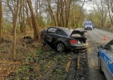 BMW rozbiło się na drzewie na obrzeżach Wrocławia. Dwie młode osoby w szpitalu ZDJĘCIA