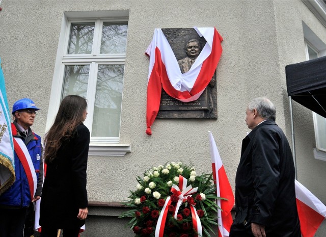 Tablica ku czci Lecha i Marii Kaczyńskich oraz ofiar katastrofy smoleńskiej.