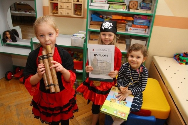 Nadia (z lewej), Paula i Lenka były dumne ze zwycięstwa. W nagrodę za pomysłowość dostały medale, dyplomy i książki.