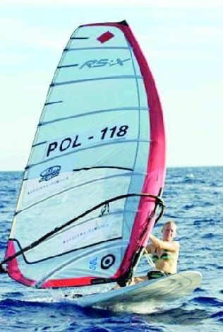 Basia Dmuchowska podczas mistrzostw na Cyprze. Doskonale panuje nad żaglem, wodą i wiatrem.