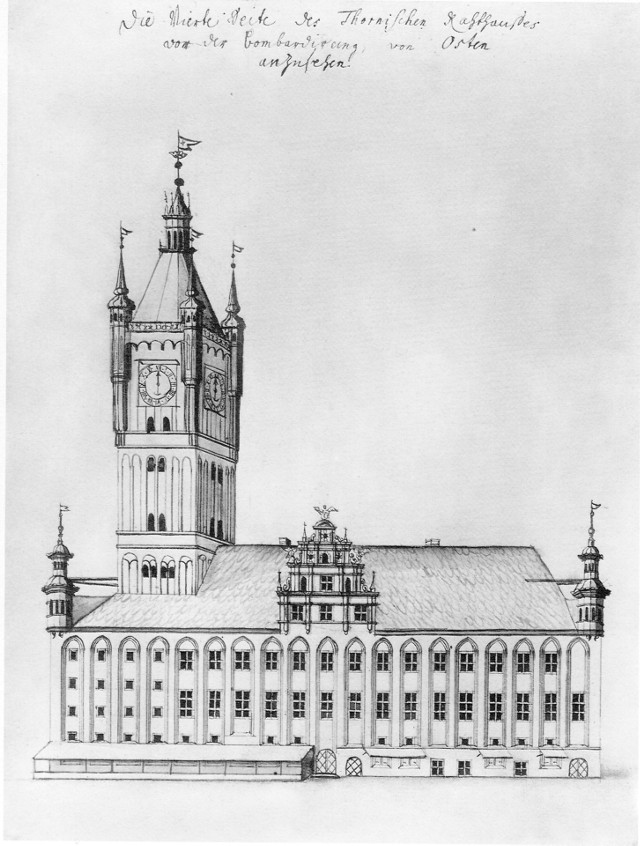 Wieża to najstarsza (1274 r.) część Ratusza Staromiejskiego, najstarsza wieża tego typu na terenie środkowej i wschodniej Europy. Wieża toruńskiego ratusza w obecnej formie powstała w 1385 r. poprzez podwyższenie wieży istniejącej od 1274 r. Jej górna część została zwieńczona fryzem arkadowym i w narożnikach ujęta wielobocznymi wykuszami, na których osadzono wysokie smukłe hełmy. Podobny, jednak większy i bardziej strzelisty hełm zbudowano pośrodku wieży ok. 1430 r. Zakończony on był formą latarni z iglicą zwieńczoną chorągiewką.