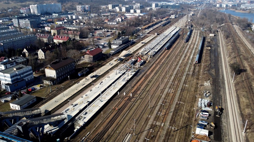 Na stacji Kraków Płaszów podróżni korzystają z peronów nr 1...