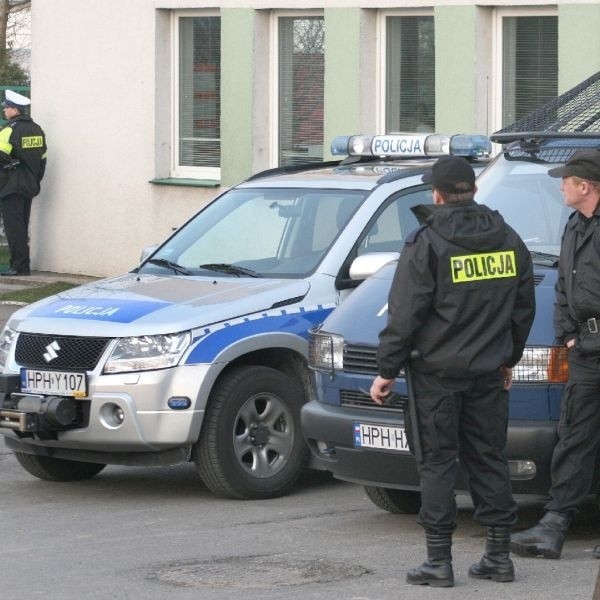 Urząd Celny i teren wokół niego zabezpieczyła policja i strażacy.