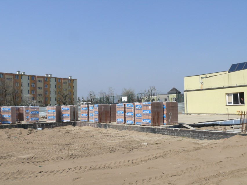 Przy białobrzeskiej szkole podstawowej budowana jest nowa...