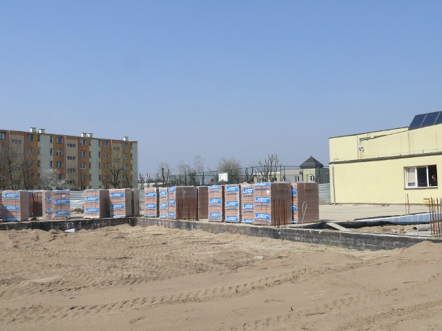 Przy białobrzeskiej szkole podstawowej budowana jest nowa sala gimnastyczna. Ma być gotowa w 2019 roku.