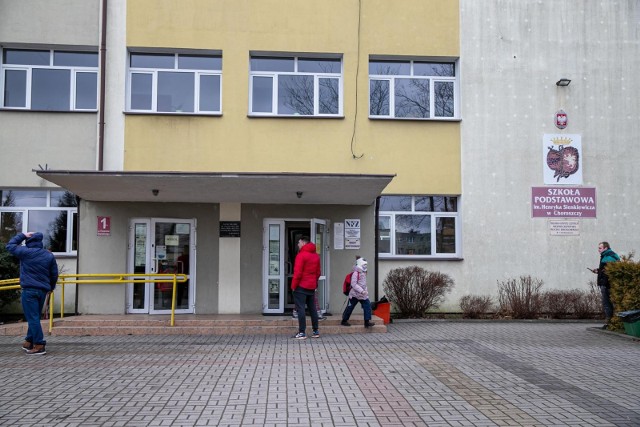 Likwidacja klas, zwolnienia wśród nauczycieli w SP im. H. Sienkiewicza w Choroszczy? Władze gminy szukają oszczędności