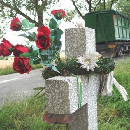 Policjanci apelują o rozwagę i do kierowców, i do pieszych.