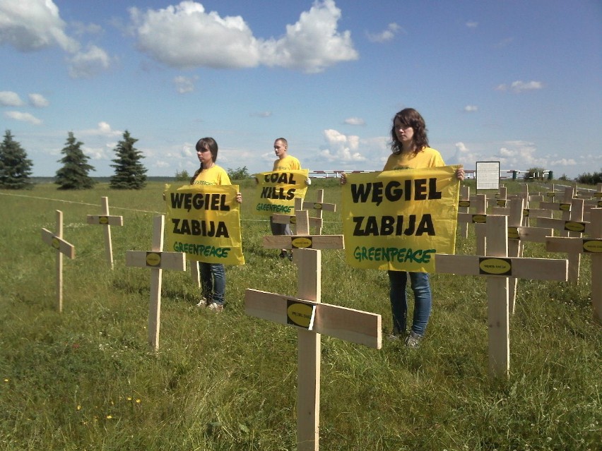 Happening Greenpeace: 1000 krzyży pod Elektrownią Bełchatów.