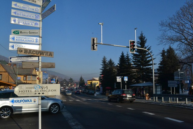 Na skrzyżowaniu ul. Beskidzkiej z ul. Górską zamontowano sygnalizację świetlną. Na budowę ronda nie ma miejsca