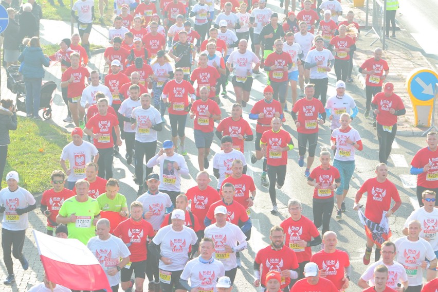 Około 25 tysięcy biegaczy zmaga się z 10-kilometrową trasą...