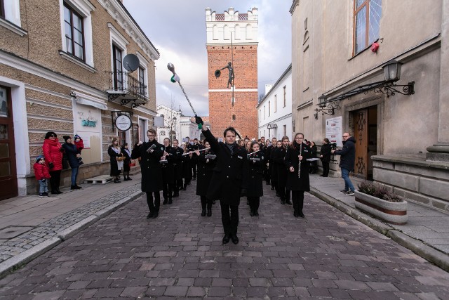 W przededniu czwartego grudnia - Barbórki sandomierska starówka rozbrzmiała tradycyjnymi melodiami marszowymi w wykonaniu Orkiestry Reprezentacyjnej Akademii Górniczo-Hutniczej.