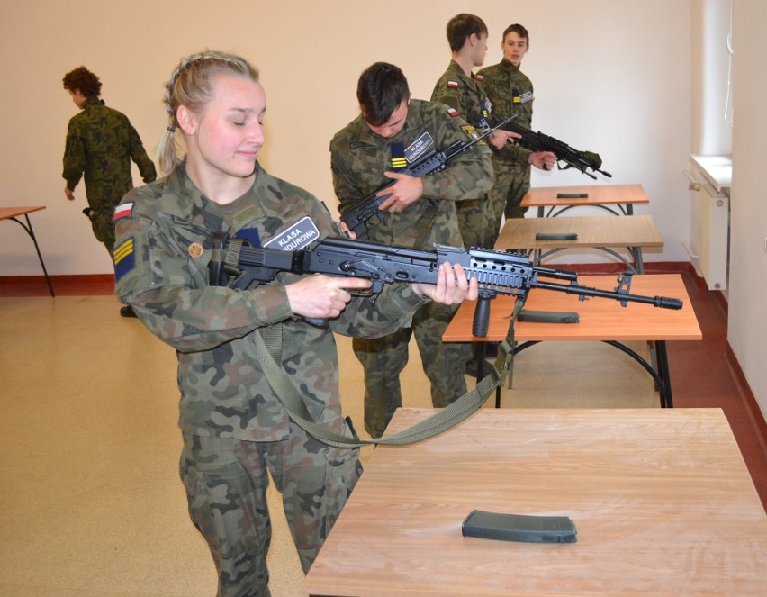 Słupscy kadeci z liceum zapoznali się z uzbrojeniem 7. Brygady Obrony Wybrzeża [zdjęcia]