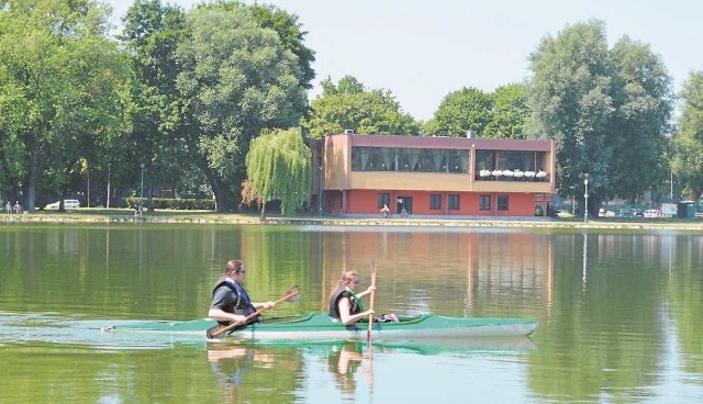 Niebawem będzie można się opalać na plaży przy zalewie i skorzystać z normalnej toalety w pobliżu Domu Wędkarza (na zdjęciu)